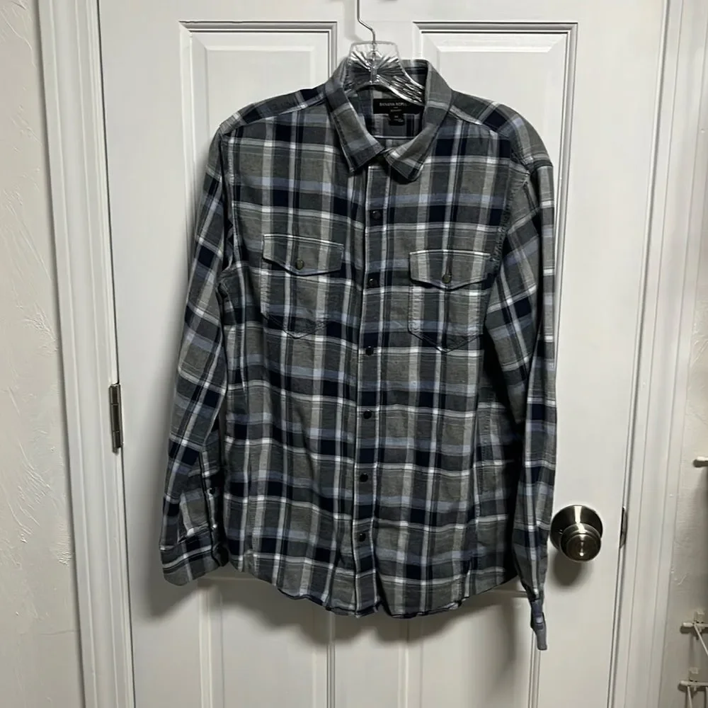 𝅺BANANA republic slim fit button down shirt size medium.